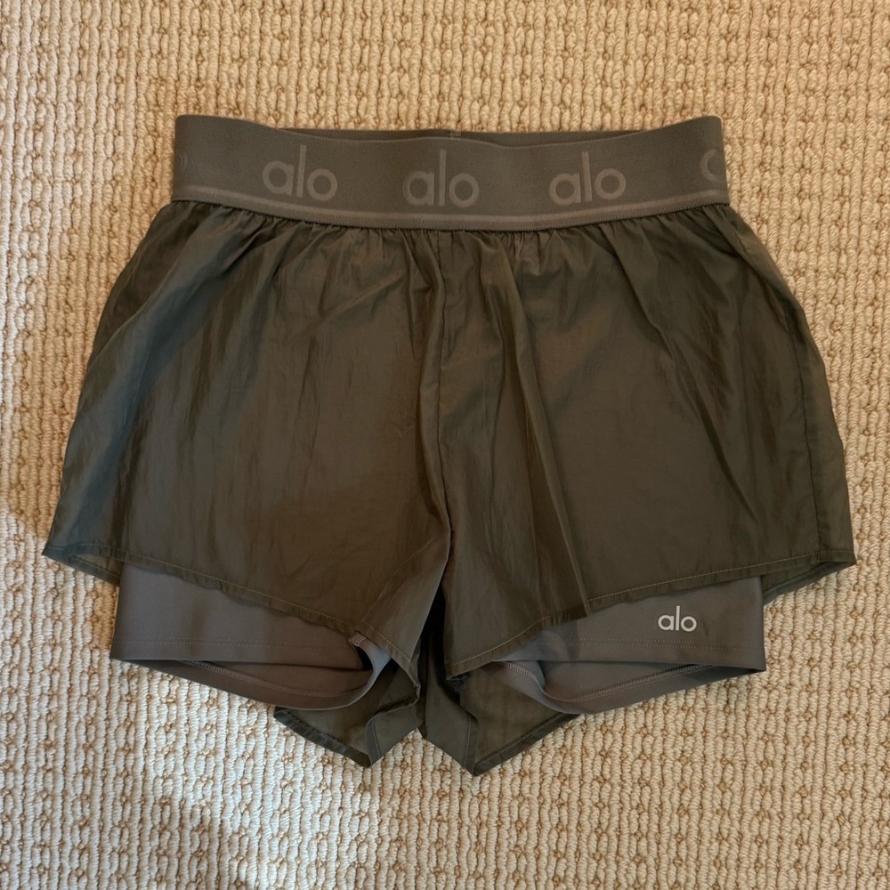Alo yoga layered bike shorts size small, army green color